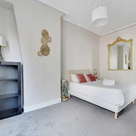 Bright - 2br-4p - Belleville דירה
